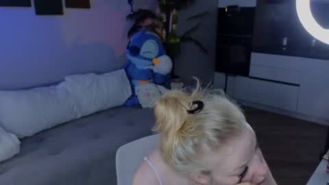 Snapshot of emily_shepard chatting on June 24, 4:00 am emily shepard online show from June 24, 4:00 am