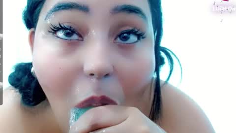 Snapshot of emily_sweet_23 chatting on December 3, 9:24 pm Liss online show from December 3, 9:24 pm