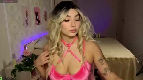 Snapshot of emily_tyler19 chatting on June 18, 8:14 am Emily online show from June 18, 8:14 am