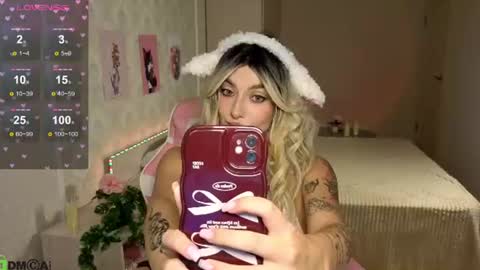 Snapshot of emily_tyler19 chatting on June 20, 8:06 am Emily online show from June 20, 8:06 am
