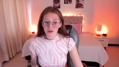 Snapshot of emily_warren__ chatting on October 7, 7:22 pm emily_warren__ online show from October 7, 7:22 pm