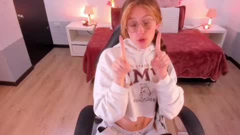 emily_warren__ online show from February 6, 3:59 pm
