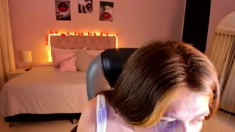 emily_warren__ online show from April 22, 9:05 pm