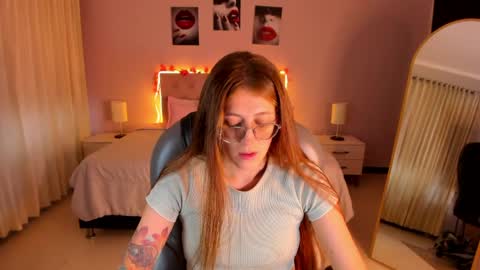 emily_warren__ online show from April 24, 9:06 pm