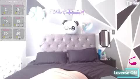 Snapshot of emily_white00 chatting on June 13, 6:06 pm emily online show from June 13, 6:06 pm