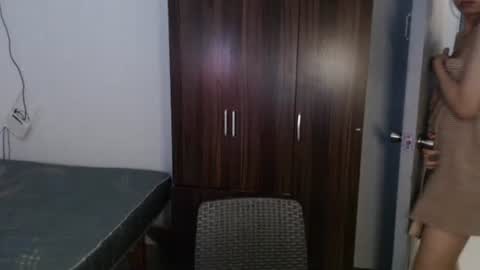 emily_xo143 online show from April 2, 1:09 pm