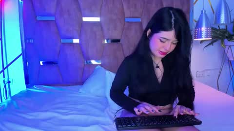 Snapshot of emilyandrew_ chatting on November 13, 5:39 am Amily Andrew online show from November 13, 5:39 am