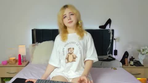 Snapshot of emilyangels chatting on November 12, 7:53 am Baby Emelli online show from November 12, 7:53 am