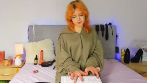 Snapshot of emilyangels chatting on November 19, 11:32 am Baby Emelli online show from November 19, 11:32 am