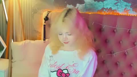 Snapshot of emilyangels chatting on July 1, 6:04 am Baby Emelli online show from July 1, 6:04 am