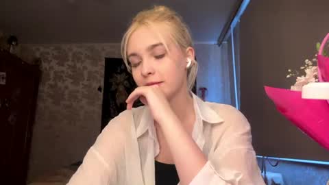 Snapshot of emilydelsol chatting on July 6, 11:18 am Anetta Anna online show from July 6, 11:18 am