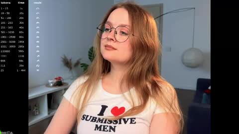 Snapshot of emilyforelsket chatting on April 24, 1:57 pm Emily online show from April 24, 1:57 pm