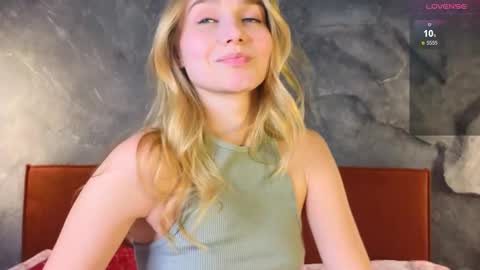 Snapshot of emilyhewell chatting on February 10, 11:46 am Emi online show from February 10, 11:46 am