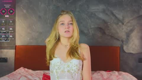 Snapshot of emilyhewell chatting on February 16, 1:38 pm Emi online show from February 16, 1:38 pm