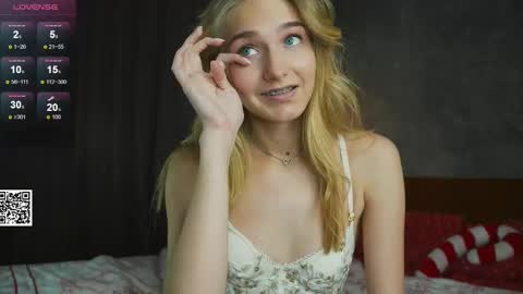 Snapshot of emilyhewell chatting on February 20, 11:09 am Emi online show from February 20, 11:09 am