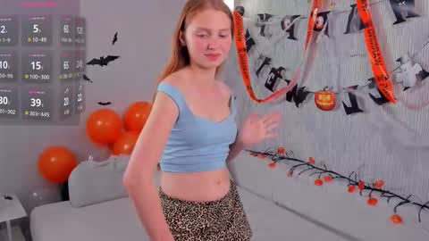 Snapshot of emilyhewell chatting on October 31, 4:41 pm Emi online show from October 31, 4:41 pm