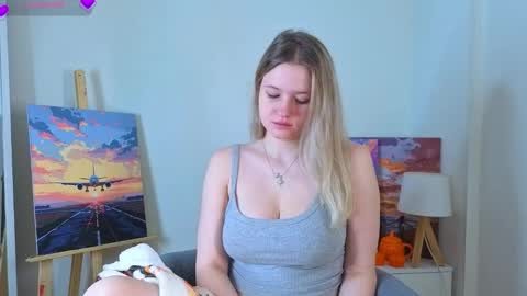 Snapshot of emilyhewell chatting on November 16, 1:33 am Emi online show from November 16, 1:33 am