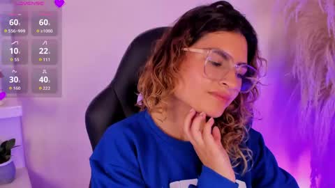 Snapshot of emilyjonesss_ chatting on June 4, 4:18 am Emilyjonnes online show from June 4, 4:18 am