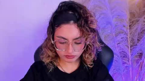 Snapshot of emilyjonesss_ chatting on June 11, 3:59 am Emilyjonnes online show from June 11, 3:59 am