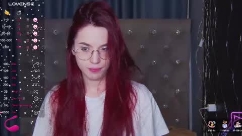 Snapshot of emilykents chatting on February 18, 1:32 am EmilyKents online show from February 18, 1:32 am