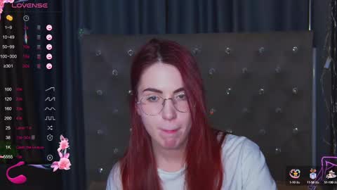 Snapshot of emilykents chatting on March 5, 5:18 am EmilyKents online show from March 5, 5:18 am