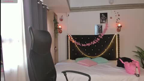 Snapshot of emilyrousex chatting on March 9, 4:33 pm emilyrousex online show from March 9, 4:33 pm