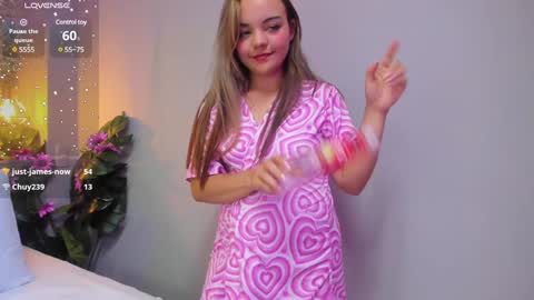 Snapshot of emilyrouss_ chatting on December 14, 10:39 pm EMILY online show from December 14, 10:39 pm