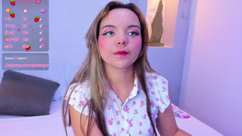 Snapshot of emilyrouss_ chatting on January 15, 7:23 pm EMILY online show from January 15, 7:23 pm