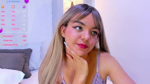 Snapshot of emilyrouss_ chatting on February 27, 1:38 am EMILY online show from February 27, 1:38 am