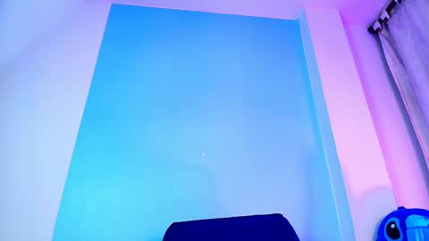 Snapshot of emilywithe_ chatting on January 21, 7:26 am online show from January 21, 7:26 am