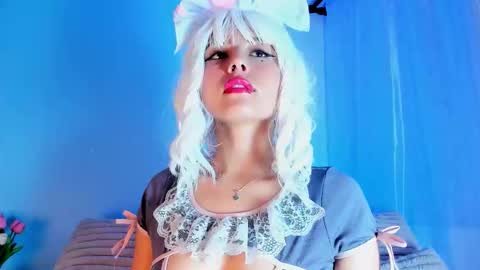 Snapshot of emilywithe_ chatting on October 12, 11:37 pm online show from October 12, 11:37 pm