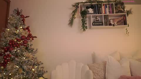 IG thickemmsss online show from December 12, 7:15 pm