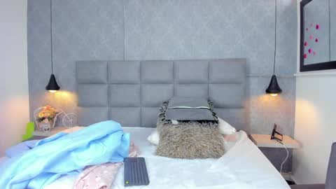 emilyy_r online show from April 8, 7:03 pm