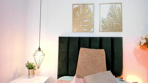 Snapshot of emilyywatson chatting on December 14, 12:12 pm Emilyy Watson online show from December 14, 12:12 pm