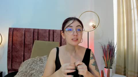 Snapshot of emilyywatson chatting on December 15, 2:16 pm Emilyy Watson online show from December 15, 2:16 pm