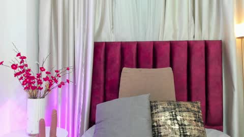 Snapshot of emilyywatson chatting on February 6, 11:43 am Emilyy Watson online show from February 6, 11:43 am