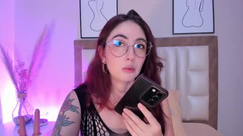 Snapshot of emilyywatson chatting on September 27, 12:59 am Emilyy Watson online show from September 27, 12:59 am