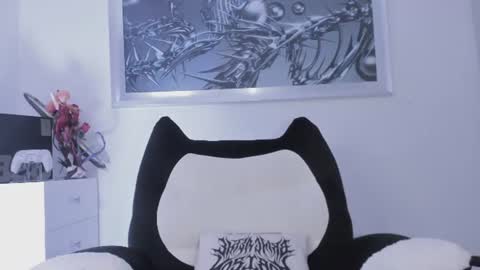 Snapshot of eminence_shadow chatting on June 10, 4:56 am ELLE DANIELLE online show from June 10, 4:56 am