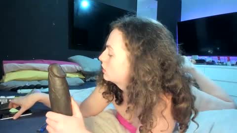 emliyjamesmjb online show from December 15, 2:59 pm