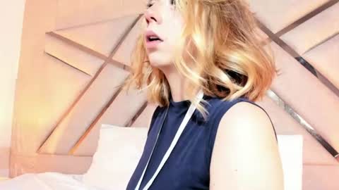 Snapshot of emma__copper chatting on June 11, 12:32 am emaa online show from June 11, 12:32 am