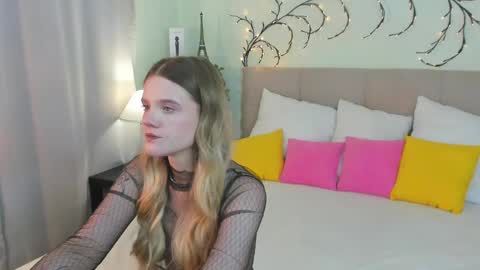 Snapshot of emma__peach chatting on May 12, 9:17 am emma__peach online show from May 12, 9:17 am