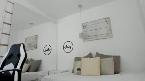 Emma Castillo online show from March 6, 10:15 pm