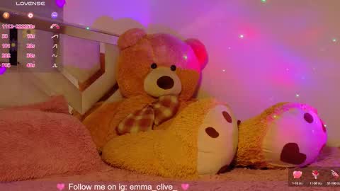 Snapshot of emma_clive chatting on October 27, 2:04 am Emma online show from October 27, 2:04 am