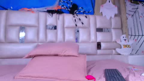 Snapshot of emma_curvy1 chatting on October 31, 3:07 am Emma online show from October 31, 3:07 am