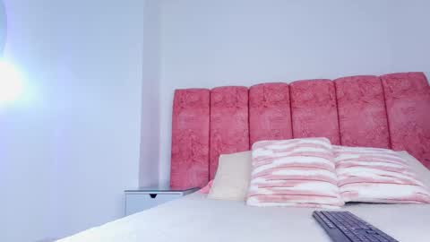 Snapshot of emma_curvy1 chatting on December 4, 3:05 am Emma online show from December 4, 3:05 am