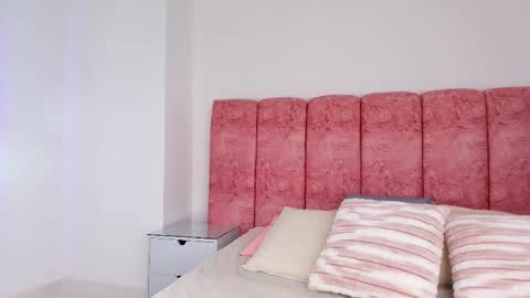 Snapshot of emma_curvy1 chatting on December 17, 3:01 am Emma online show from December 17, 3:01 am