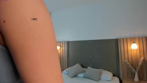 Snapshot of emma_fhox chatting on October 12, 2:21 am E M M A online show from October 12, 2:21 am