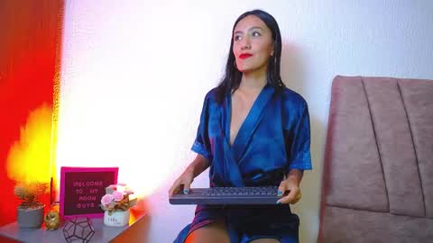Snapshot of emma_glowof chatting on June 7, 5:49 pm Emma Glow online show from June 7, 5:49 pm