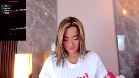 Snapshot of emma_hunter_ chatting on December 3, 4:20 am Emma online show from December 3, 4:20 am