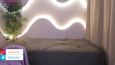 Snapshot of emma_lirys chatting on November 19, 4:23 am Emma online show from November 19, 4:23 am
